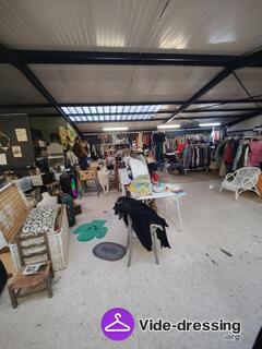 Photo du vide-dressing Vide dressing, liquidation totale magasin