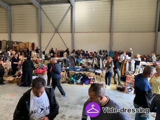 Photo du vide-dressing Vide dressing sous hangar